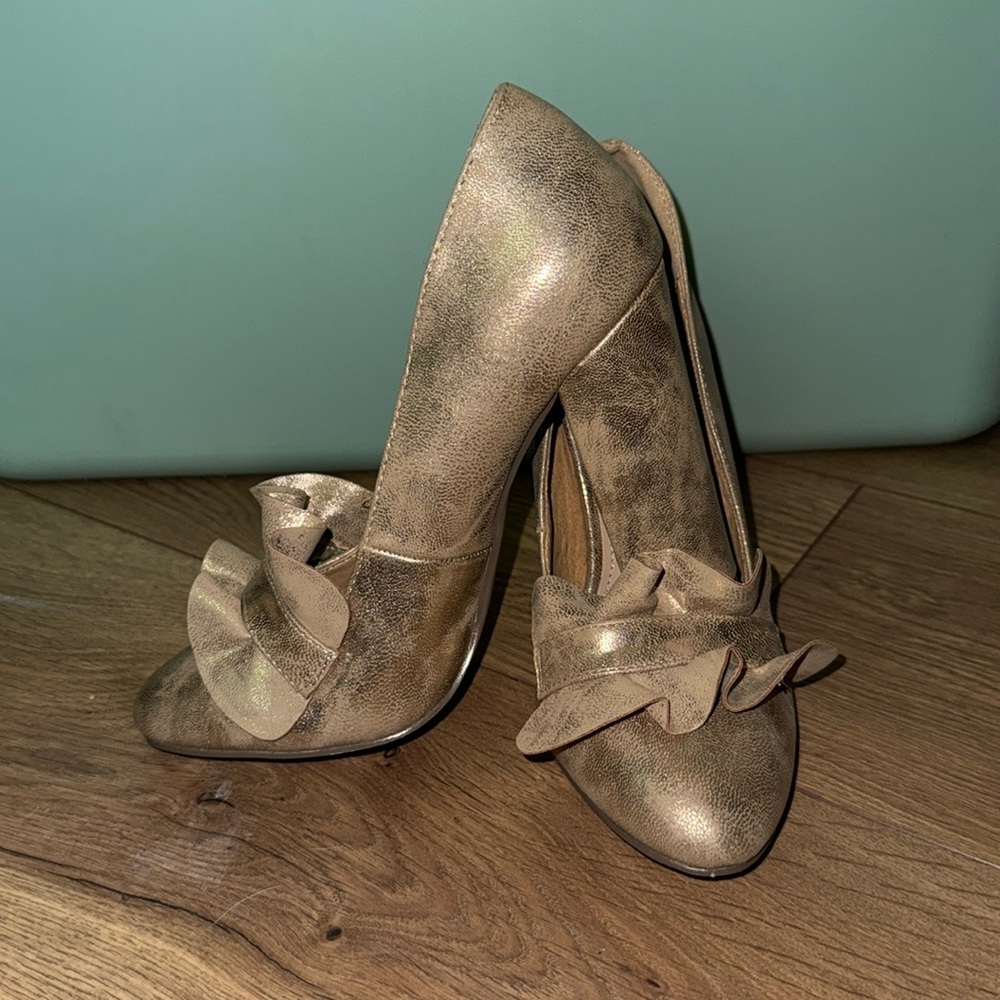 Gold round toe heel